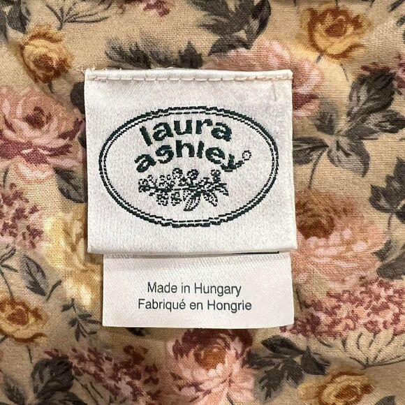 Vintage Laura-Ashley Women's Floral long sleeve button up Dress - Picture 7 of 8